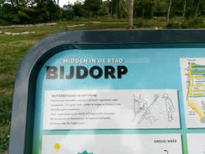 Informatiebord in park Bijdorp over de werking van de waterbering
