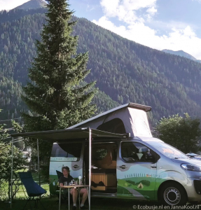 Ecobusje.nl tussen de bergen en naaldbomen met een panorama illustratie op de auto als sticker