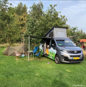 Ecobusje.nl op vakantie met een panorama illustratie op de auto als sticker