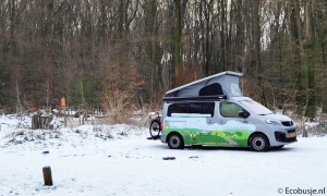 Ecobusje.nl op wintervakantie met een panorama illustratie op de auto als sticker